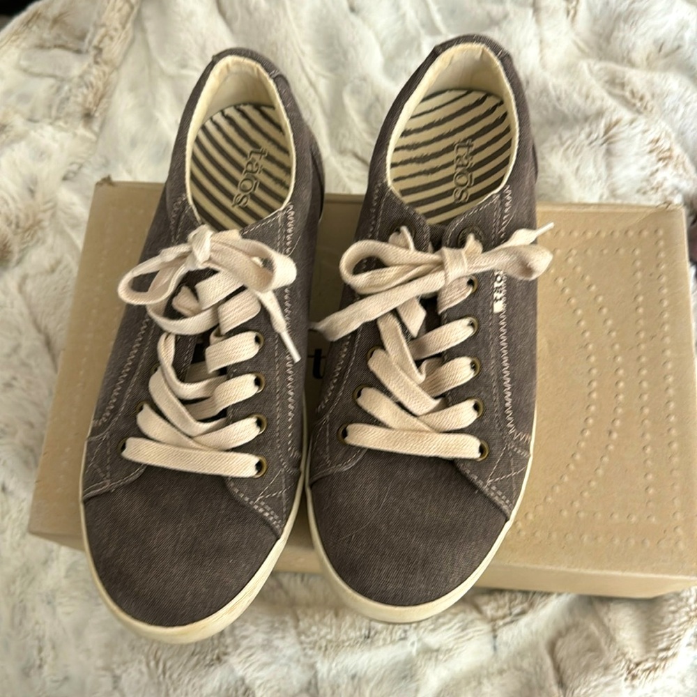 Taos tennis shoes. Like new